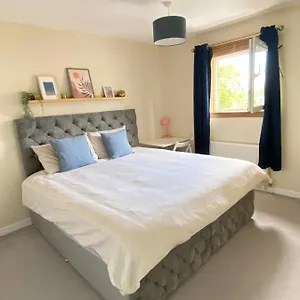 Cozy Bedroom In Shared With Free Parking Homestay