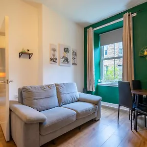 The Eden Apartment, Center Apartment